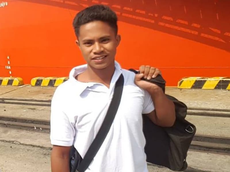 Aldi Novel Adilang saat turun dari kapal MV Arpeggio yang menolongnya. (KJRI Osaka Jepang)