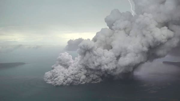 Anak Gunung Krakatau erupsi. (Huffingtonpost)