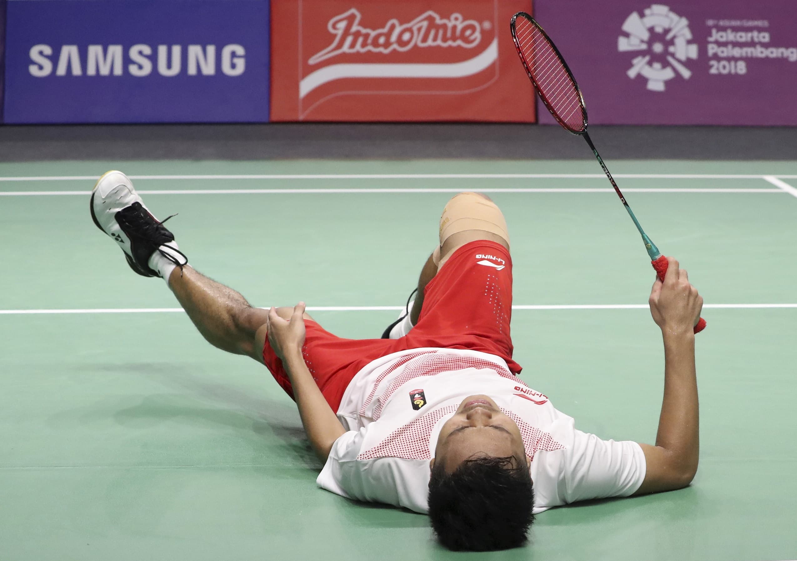 Anthony Ginting saat mengalami cedera di partai final beregu bulutangkis putra Asian Games 2018 (Antara Foto)