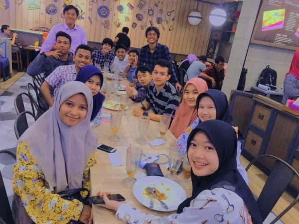 Buka puasa bersama teman. (Twitter/robyhermawn)