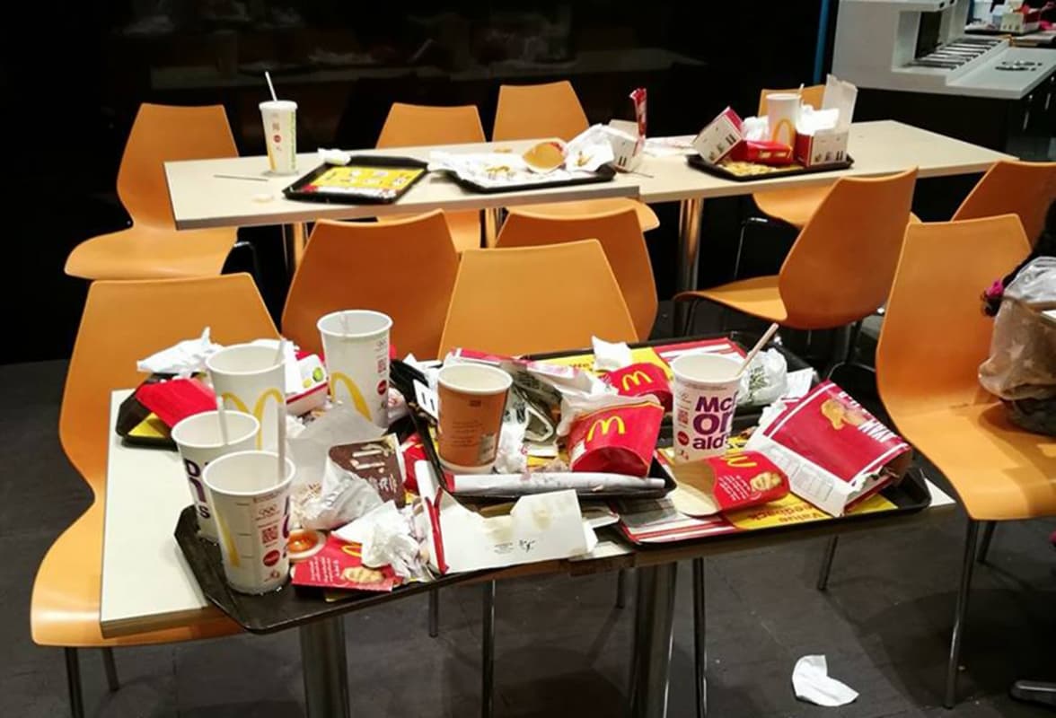 Di Restoran Cepat Saji Kok Beres-Beres Sendiri?