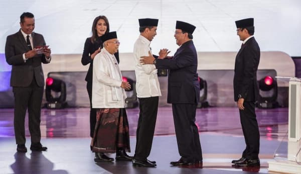 Pasangan Jokowi-Ma'ruf dan Prabowo Sandi usai Debat Capres 2019 edisi pertama (Faizal Fanani/Liputan6.com)