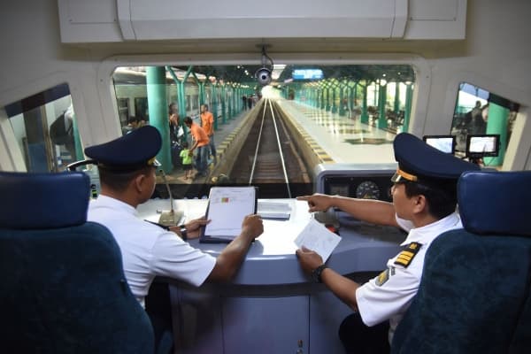 Karyawan KAI dilarang bekerja dalam perusahaan yang sama dengan pasangannya. (Antara/M Risyal Hidayat)