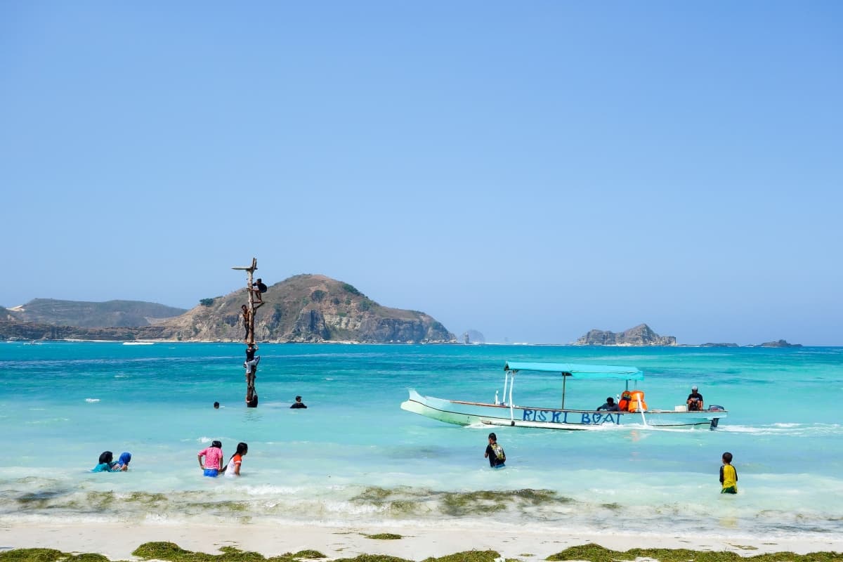 Salah satu pantai di Pulau Lombok. (Ngetripmulu)