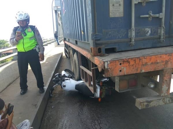 Sepeda motor milik polisi yang dipakai untuk mengganjal truk yang mundur. (Twitter/aripersonalblog)