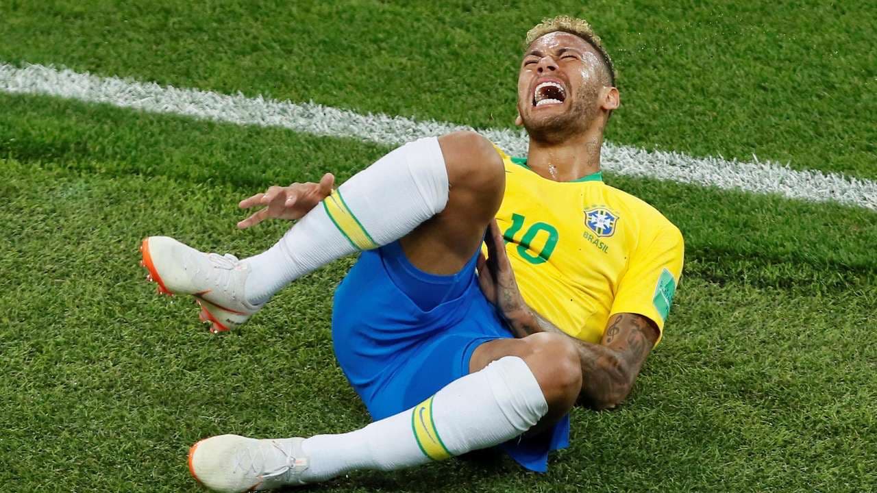 Neymar yang terlihat kesakitan setelah diinjak pemain Meksiko (Dnaindia.com)