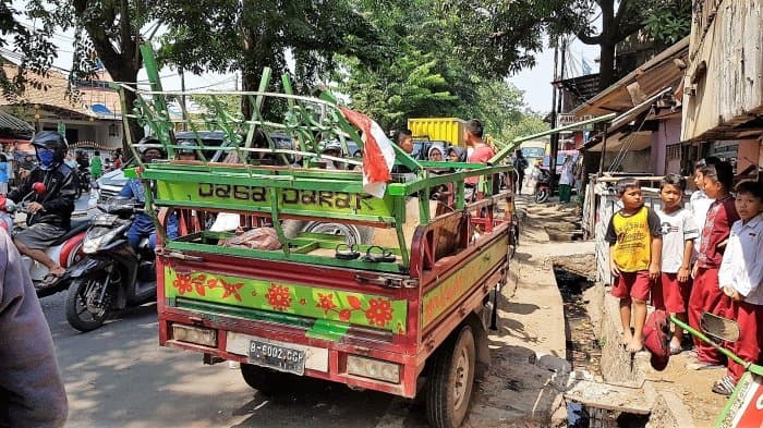 Odong-odong yang mengalami kecelakaan di Jakarta Timur. (TribunJakarta.com/Dionisius Arya Bima Suci)