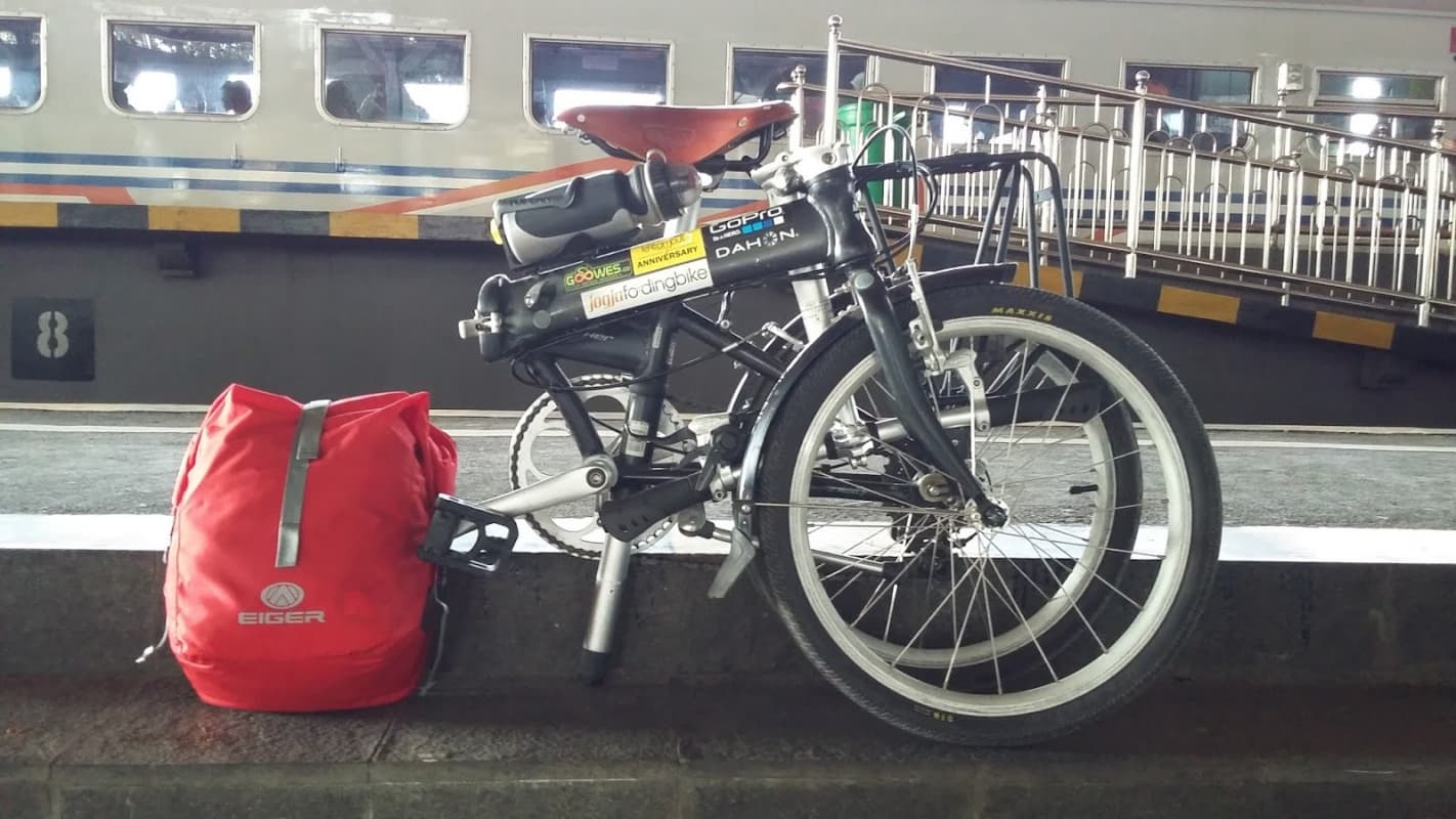 Sepeda dibawa ke dalam kereta api. (Ardiankusuma)