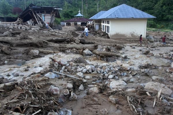 Banjir bandang di Kabupaten Solok Selatan. (Antara Foto/Muhammad Arif Pribadi)