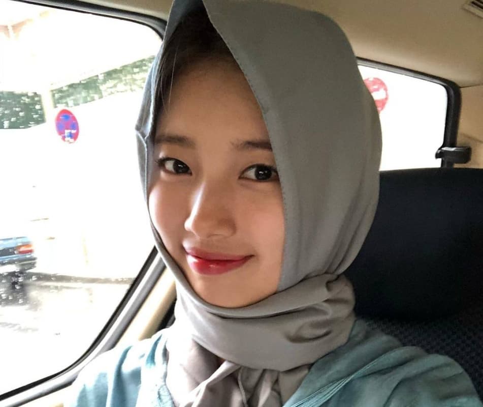 Suzy saat mengenakan hijab. (Instagram.com/skuukzky)