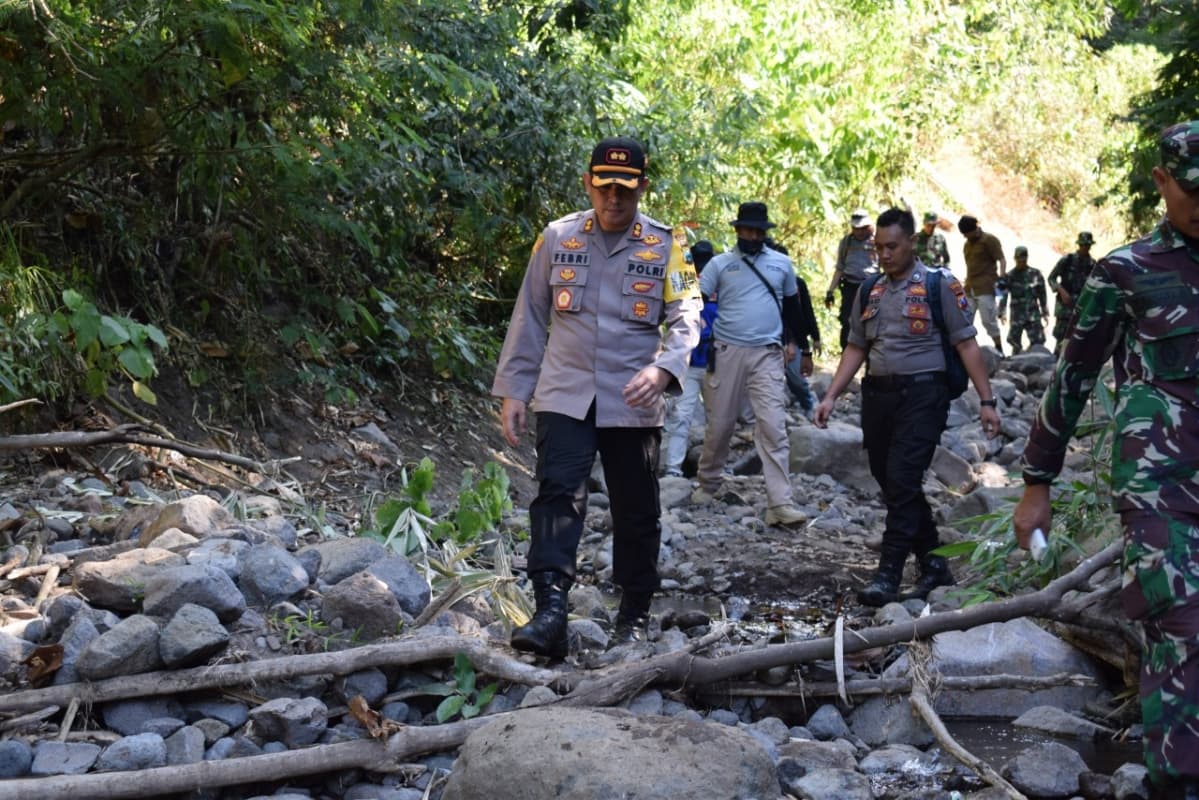 Proses pencarian jenazah Thoriq di Gunung Piramid, Bondowoso. (Terbitan)