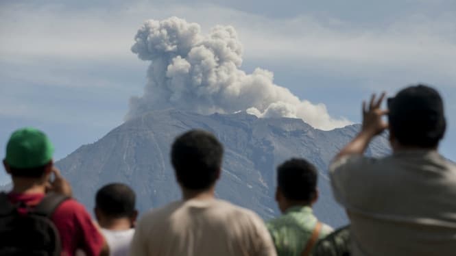 Warga melihat aktivitas vulkanik Gunung Agung, Kabupaten Karangasem, Bali (Antaranews.com/Nyoman Budhiana)