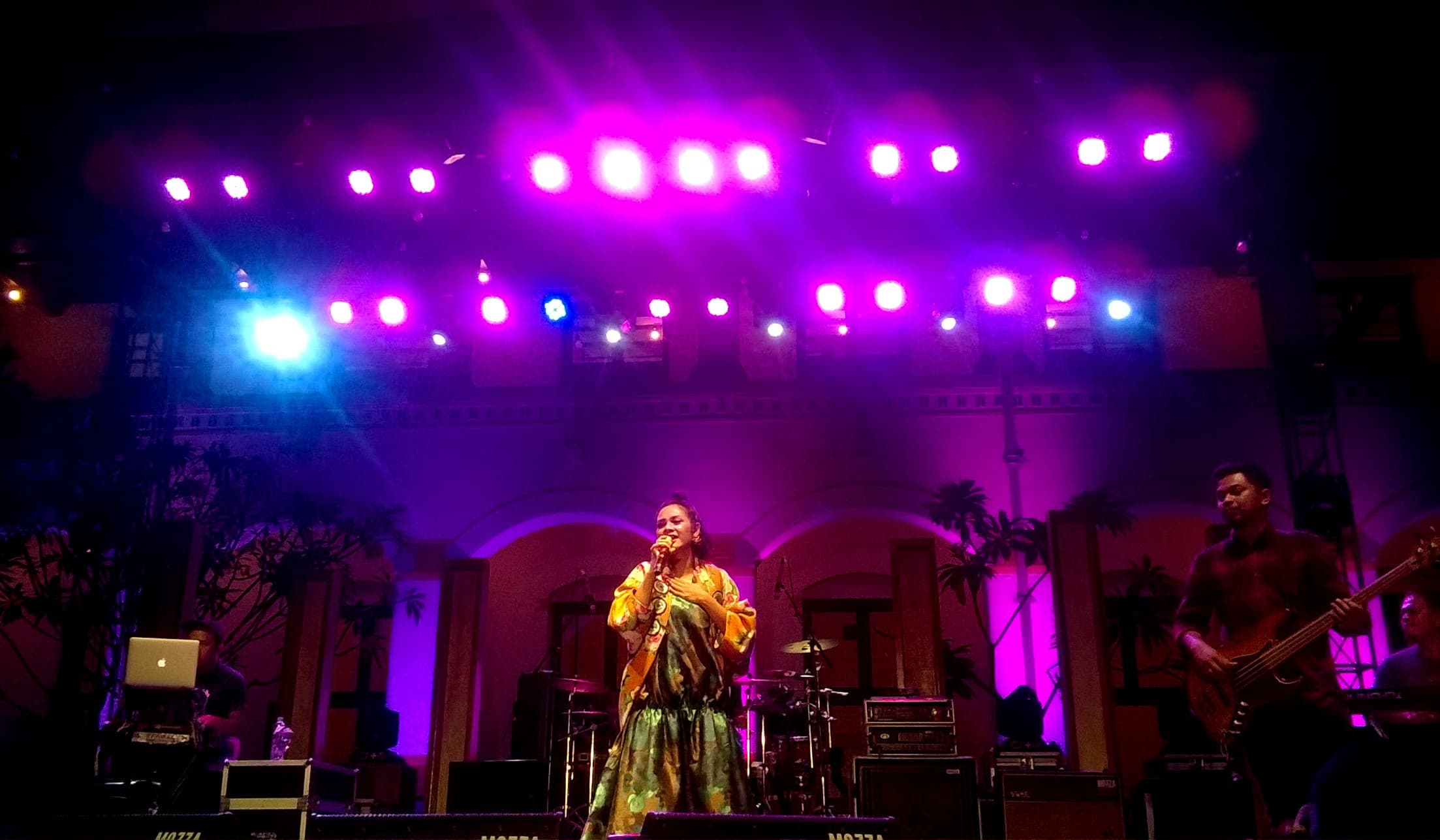 Penampilan Andien dalam Argo Muria Festival di Lawang Sewu, Semarang. (Putri Rachmawati/Inibaru.id)