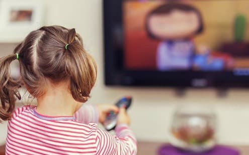 Anak-anak sudah seharusnya mendapatkan tontonan yang sesuai dengan usianya. (Scarymommy.com)