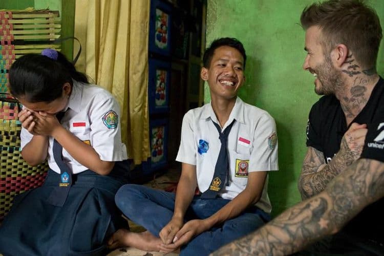 Sripun, Ego, dan David Beckham berbincang di rumah Ego. (Kompas.com)