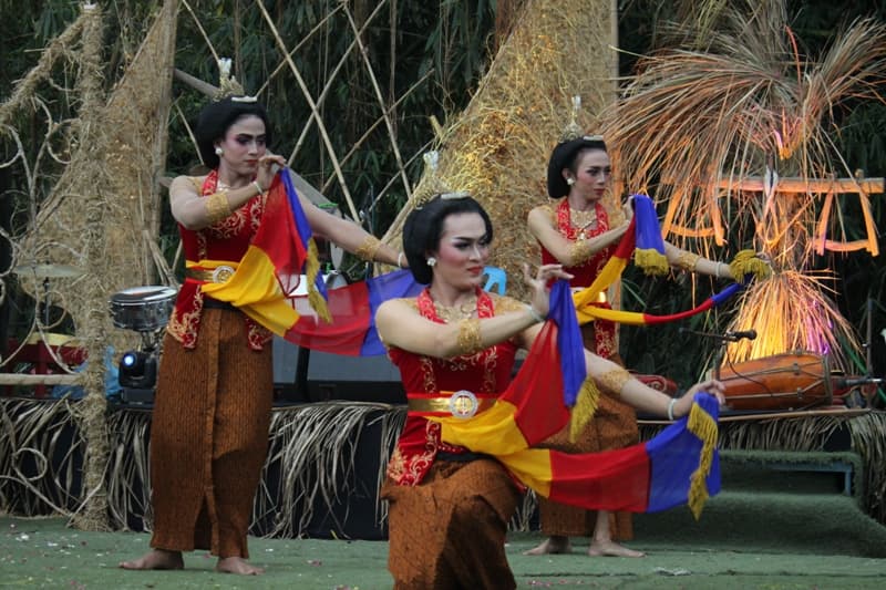 Tari Gambyong kontemporer dari sanggar tari Centini asal Ambarawa. (Putri Rachmawati/Inibaru.id)