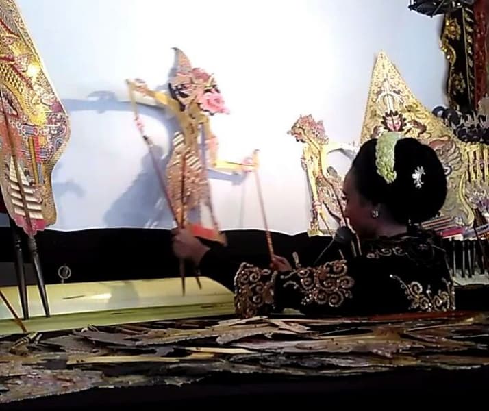 Dwi Puspita Ningrum saat pementasan wayang kulit. (Dwi Puspita Ningrum)