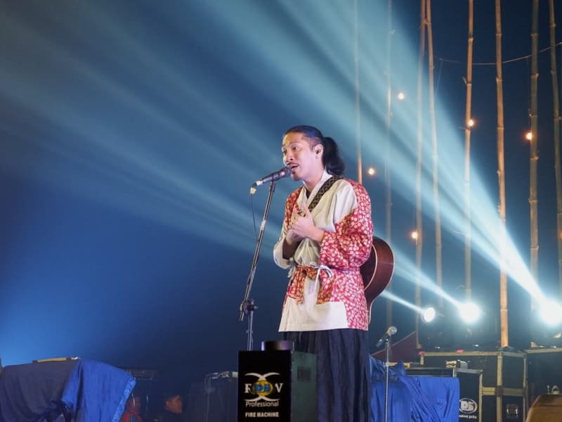 Musikus berkebangsaan Jepang, Hiroaki Kato, tampil menghibur di hari kedua Dieng Culture Festival (DCF) 2018. (Mayang Istnaini/Inibaru.id)