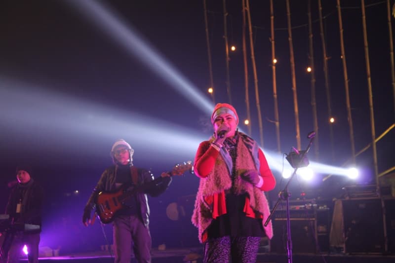 Penampilan grup musik Every Day asal Yogyakarta mampu menghangatkan dinginnya udara Dieng dalam acara Jazz Atas Awan. (Inibaru.id/Putri Rachmawati)