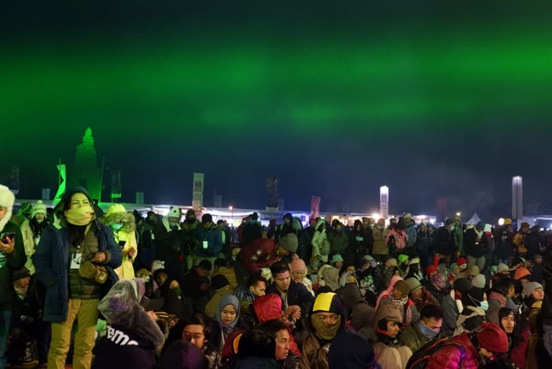 Para penonton Jazz Atas Awan yang kedinginan di tengah cuaca esktrem. (Inibaru.id/Mayang Istnaini)