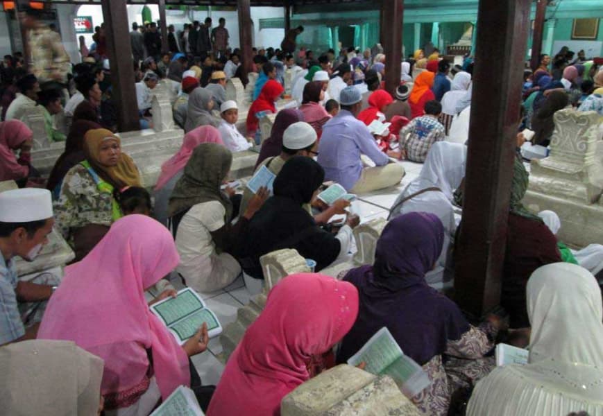 Para peziarah di makam Sunan Giri. (Disparbud.gresikkab.go.id)