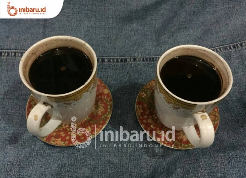 Bersabar Menikmati Kopi Klothok Pak Sadar