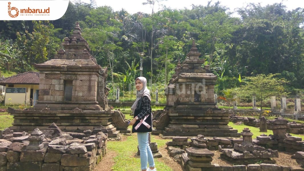 Berfoto dengan latar belakang Candi Ngempon (Inibaru.id/Mayang Istnaini)