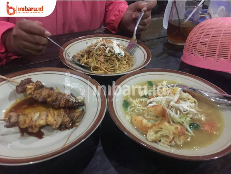 Bakmi godog dan bakmi goreng yang jadi favorit di Bakmi Djowo Doel Noemani. (Inibaru.id/Mayang Istnaini)