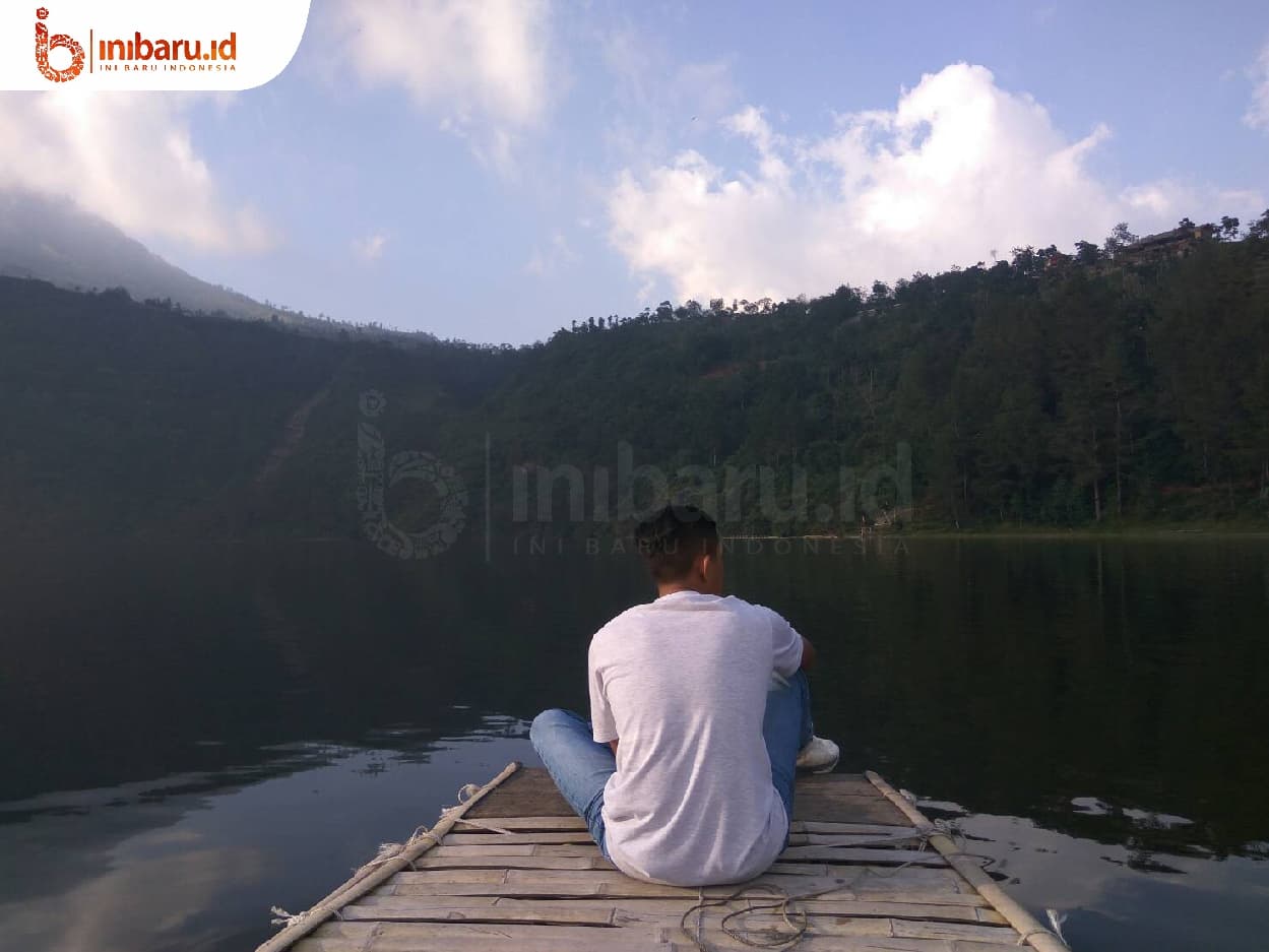 Menikmati indahnya Telaga Menjer dari atas perahu wisata. (Inibaru.id/Mayang Istnaini)