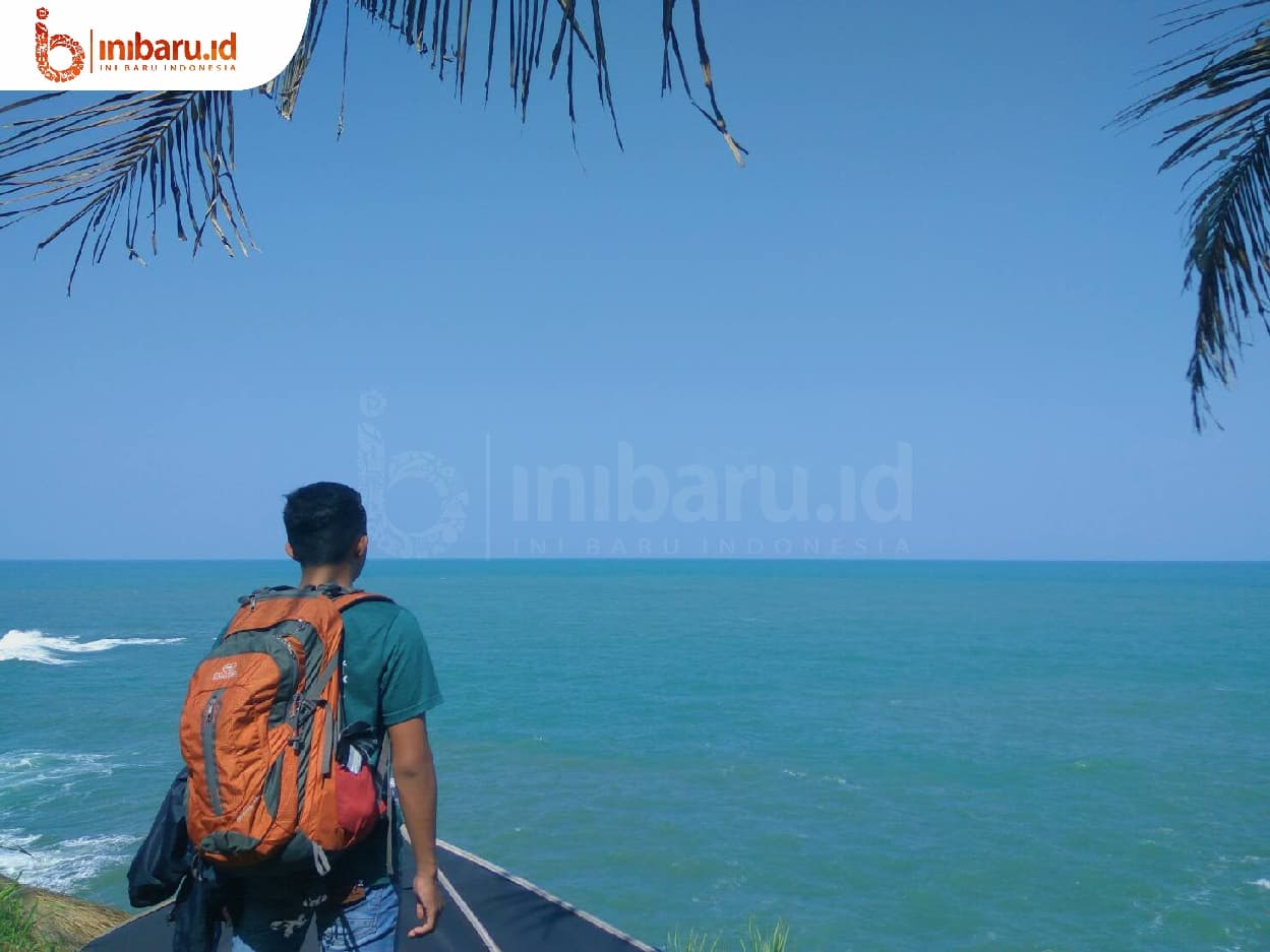 Pemandangan hamparan laut luas dari atas Bukit Sigatel. (Inibaru.id/Mayang Istnaini)