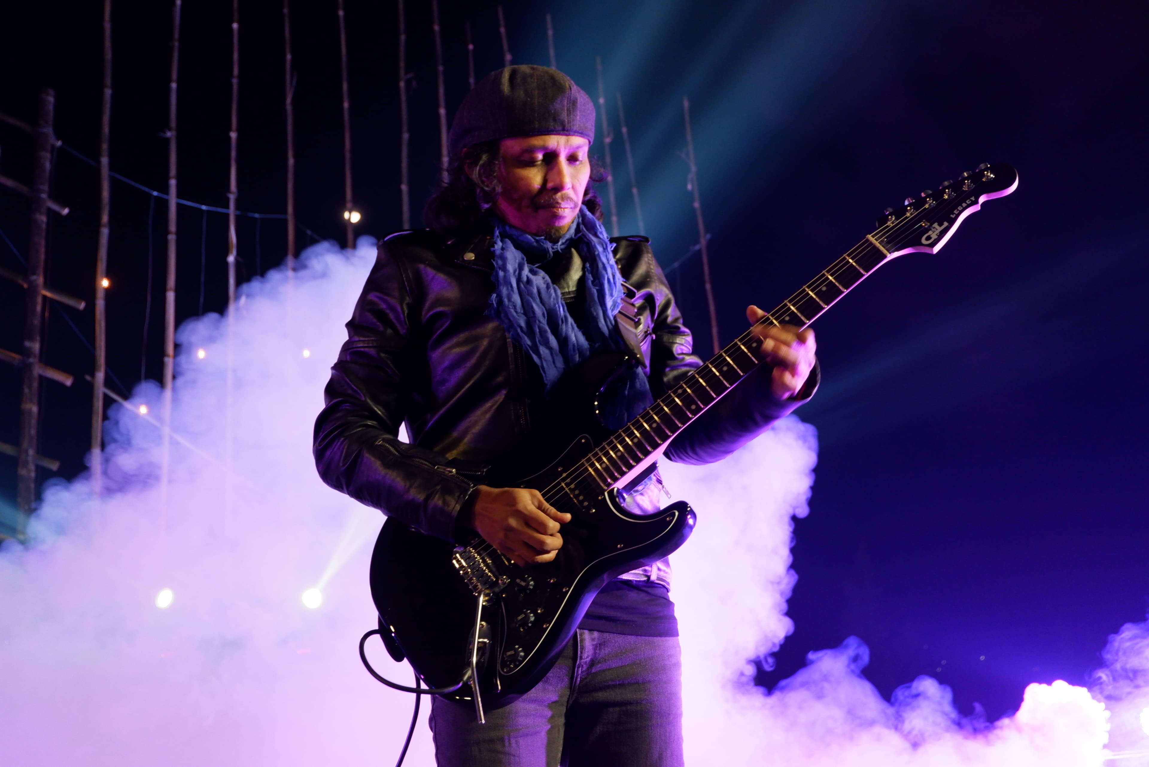 Penampilan Gugun, gitaris dan vokalis Gugun Blues Shelter. (Inibaru.id/Mayang Istnaini)