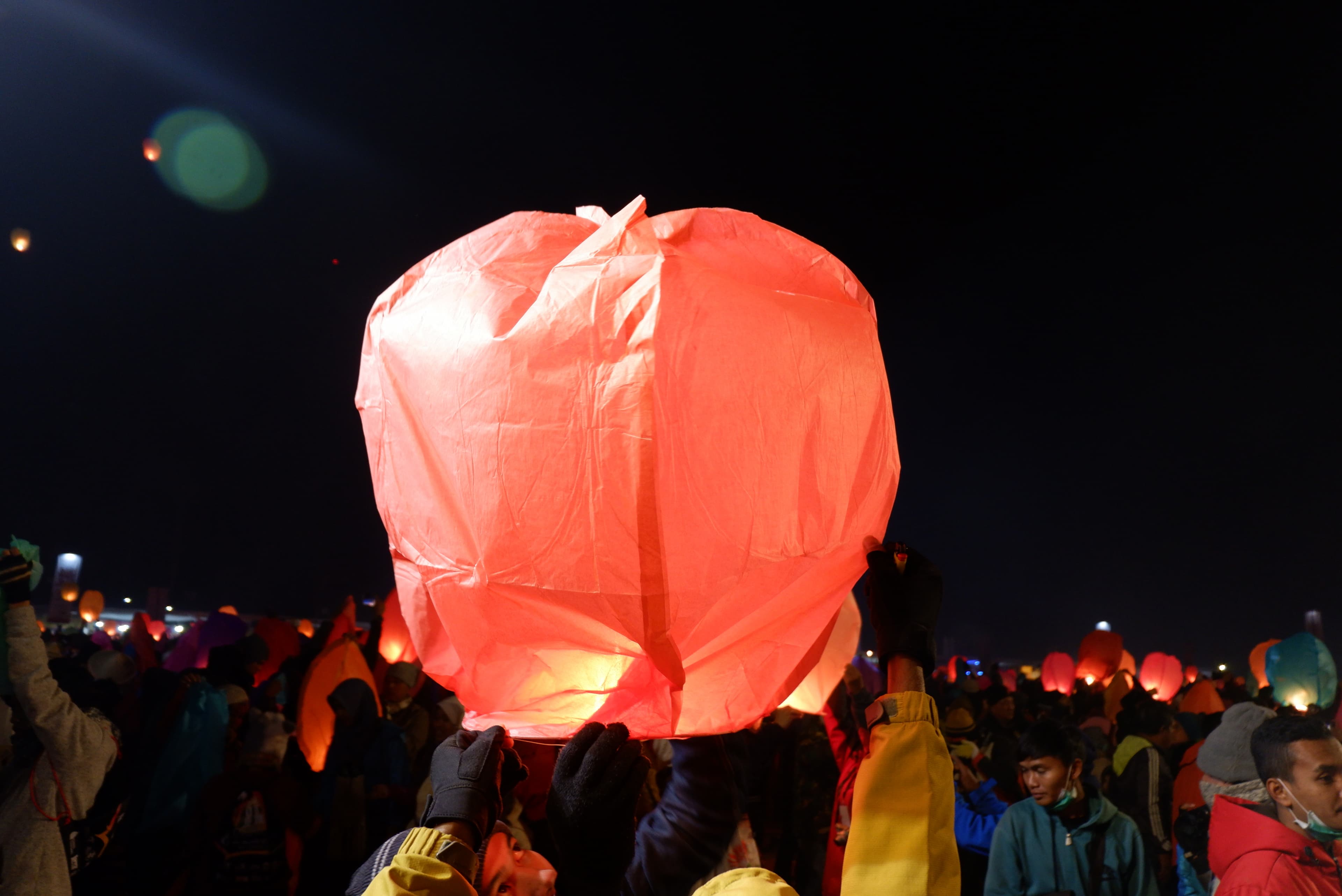 Pengunjung bersiap menerbangkan lampion. (Inibaru.id/Mayang Istnaini)