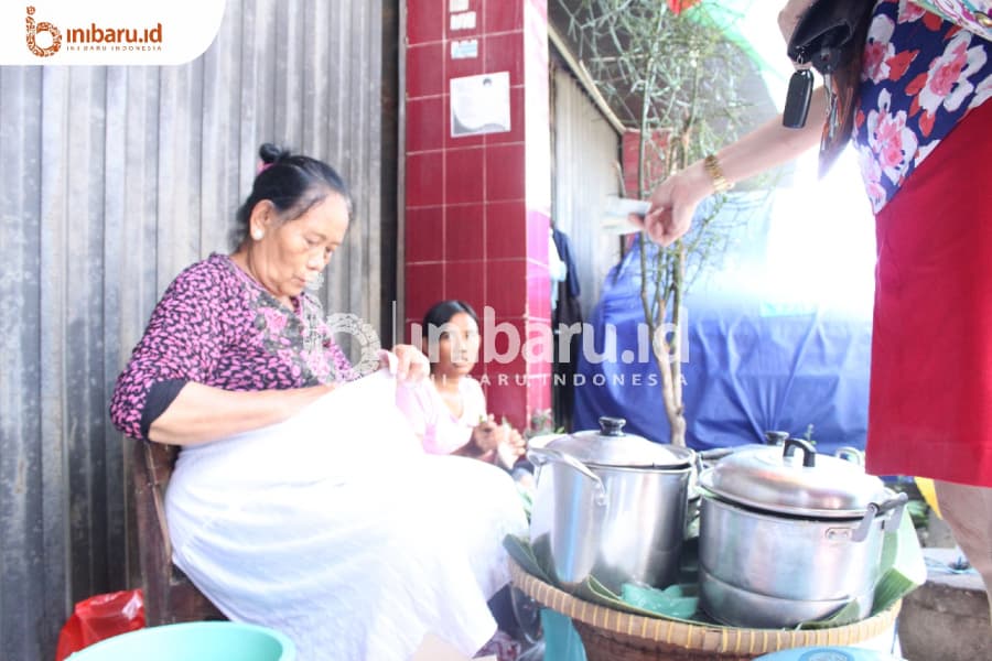 Bu Suwati sedang melayani pengunjung (Inibaru.id/Mayang Istnaini)