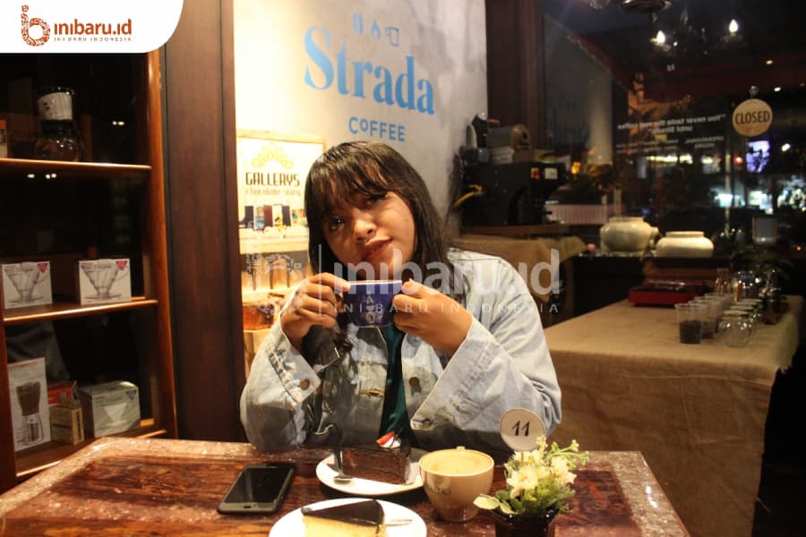 Secangkir kopi dan sepotong keik lezat di Strada Caffe, penawar letih saat terjebak kemacetan (Inibaru.id/Mayang Istnaini)