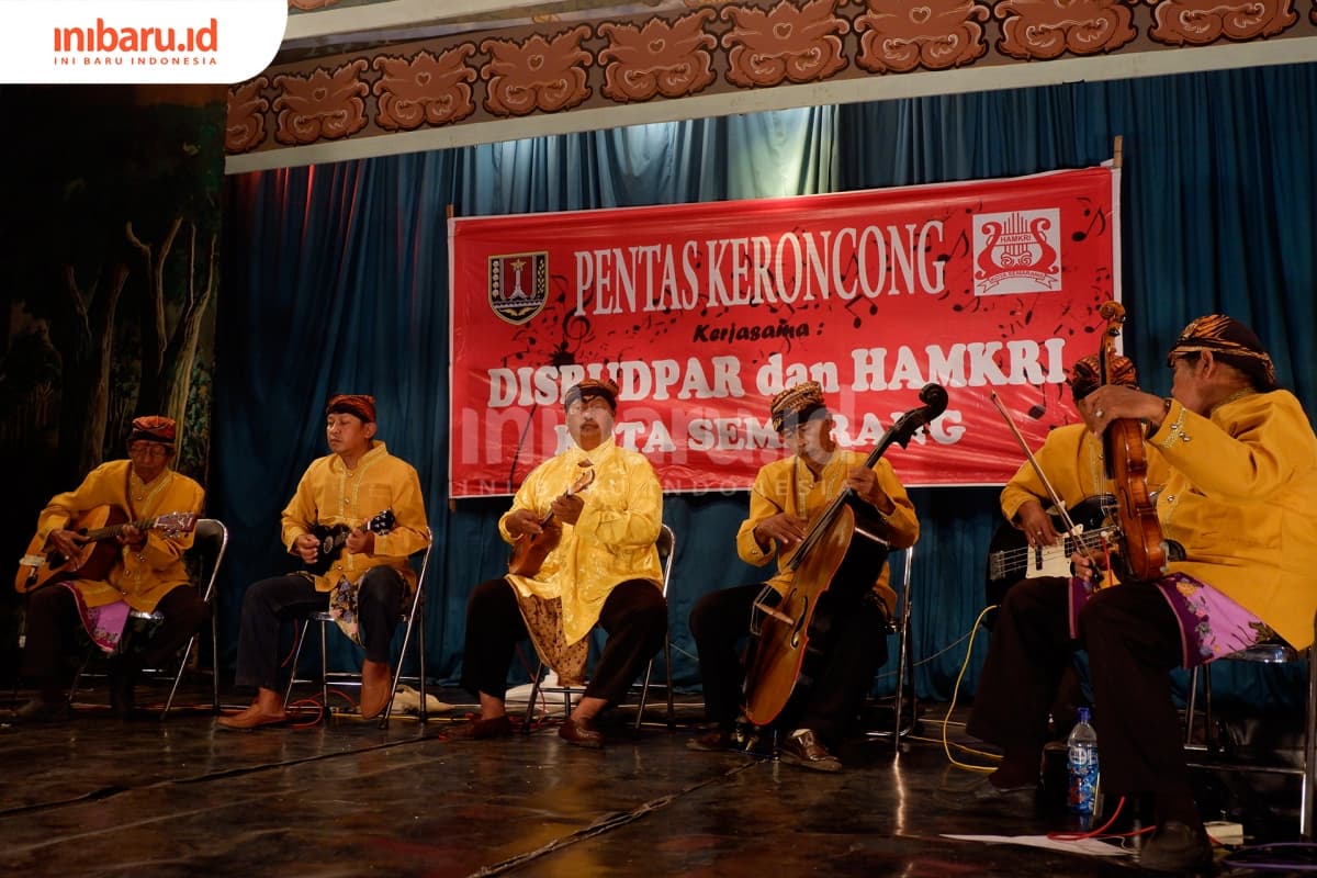 Salah satu orkes keroncong dalam Pentas Keroncong di Semarang. (Inibaru.id/ Mayang Istnaini)