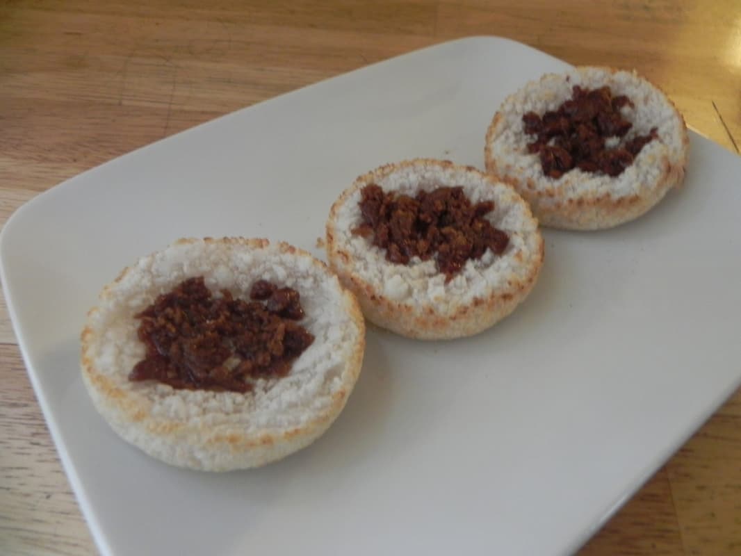 Kue rangi dengan topping gula jawa. (Dtunjungresort)