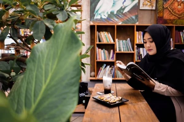 Salah seorang pengunjung di Medjora Cafe. (Instagram.com/danutr1)