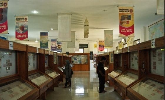 Pengunjung sedang melihat koleksi Museum Uang Purbalingga (lihat.co.id)