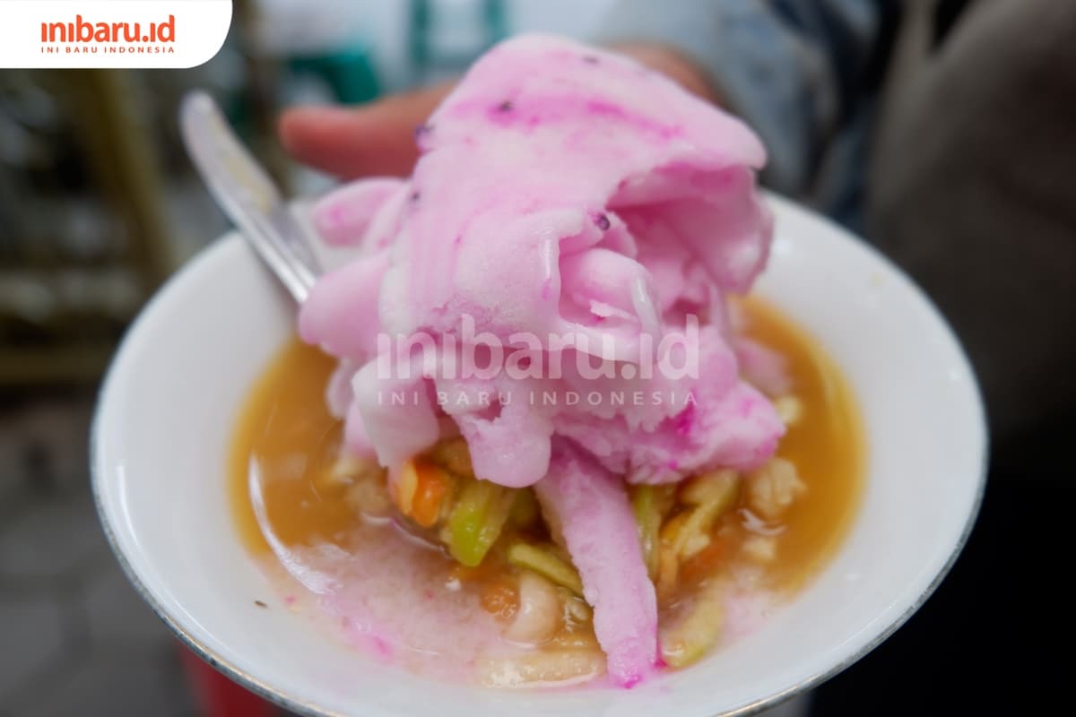 Sensasi Kesegaran dalam Semangkuk Rujak Es Krim Pak Paino