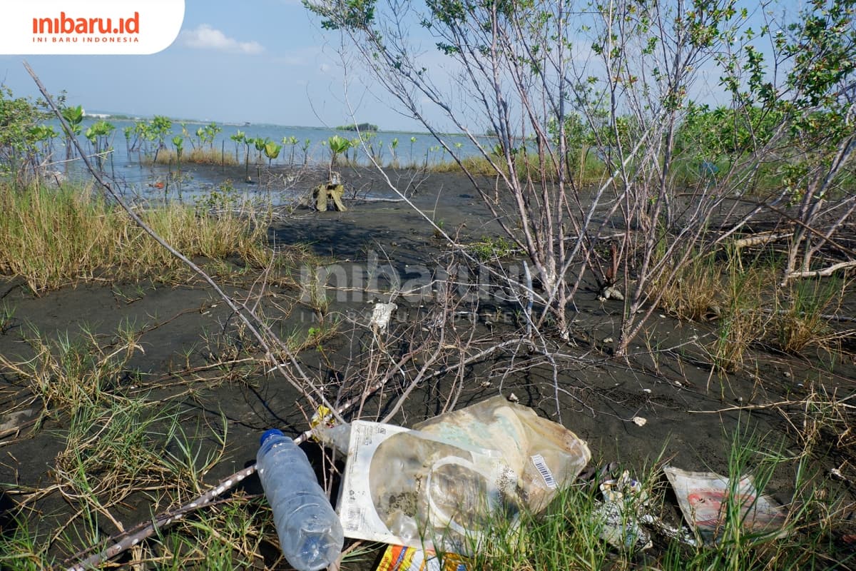 Sampah plastik di tepian Pantai Tirang. (Inibaru.id/ Mayang Istnaini)