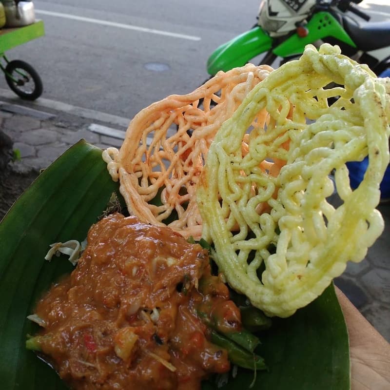 Seporsi rujak teplak dengan imbuhan kerupuk mi. (instagram.com/ ijanijin)