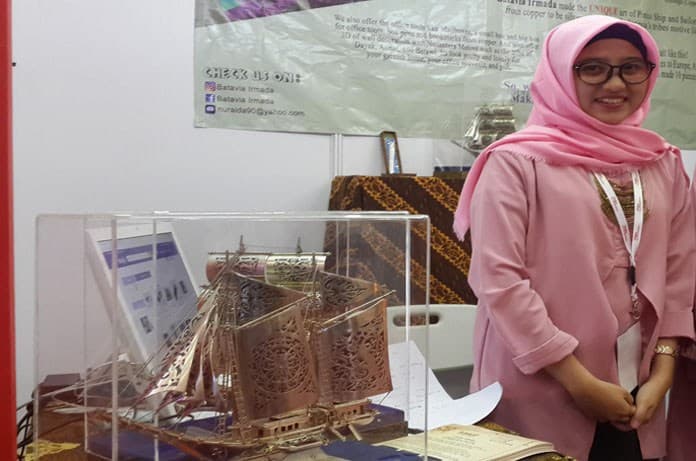 Aida dan miniatur kapal pinisi yang jadi produk andalannya (youngster.id)