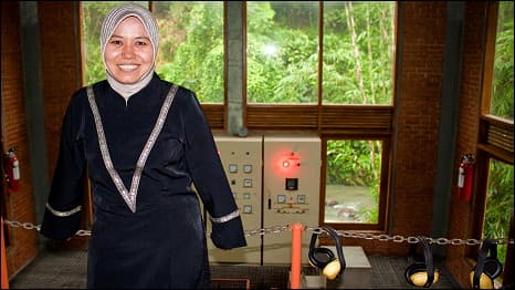 Tri Mumpuni dan mesin pembangkit listrik buatannya. (bbcindonesia.com)