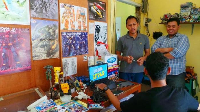 Komikus di Papillon Studio sedang mengerjakan komik (jateng.tribunnews.com)