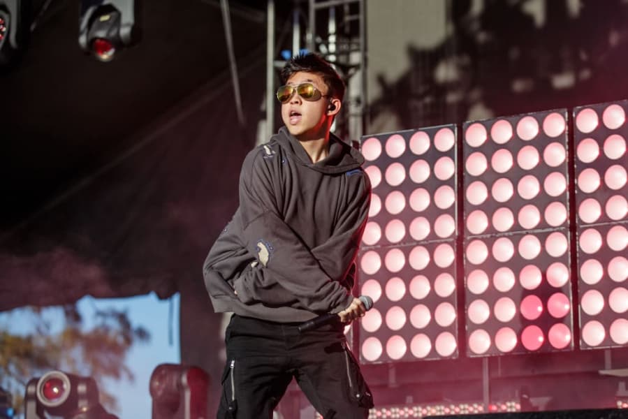 Rich Brian di tengah penampilannya (id.bookmyshow.com)