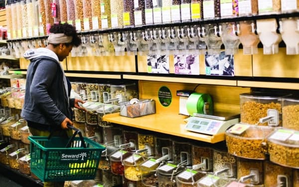 Salah seorang pelanggan di bulk store. (Seward.coop)