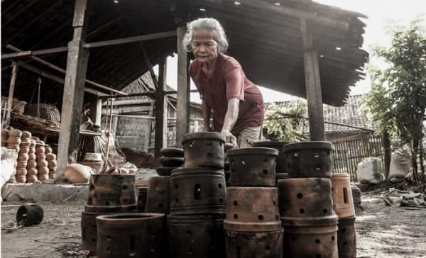 Seorang pengrajin gerabah di Desa Klipoh. (Bisniswisata)