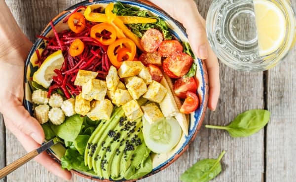 Ilustrasi konsumsi makanan vegetarian. (Care2)