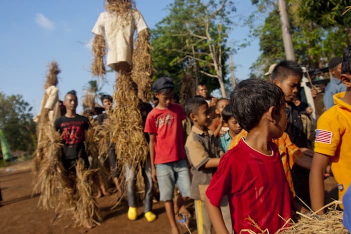 Warga mengarak "memeden gadu". (travel.detik.com)