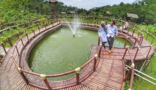 Pengunjung berpose di atas Jembatan Cinta Pringwulung. (Instagram/misya.latief)